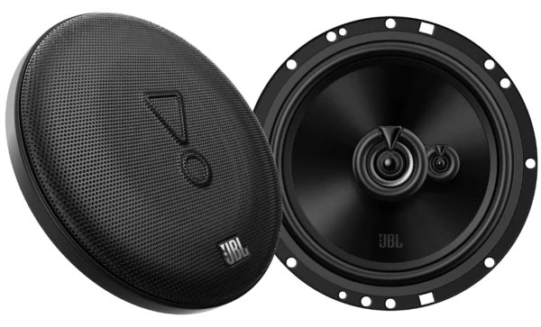 Zwei schwarze JBL STAGE2 65M-Autolautsprecher – einer mit Gitterabdeckung und Logo, einer ohne Abdeckung, sodass die Membranen und Befestigungslöcher sichtbar sind.