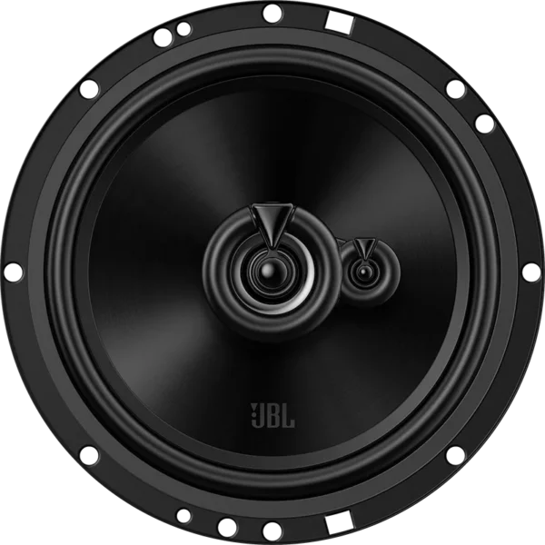 Eine Nahaufnahme eines runden schwarzen JBL STAGE2 65M-Lautsprechers mit einem zentral angeordneten Hochtöner und Tieftöner.