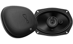Auf einem hellen Hintergrund sind zwei schwarze, ovale JBL STAGE2 965M-Lautsprecher zu sehen – einer mit Abdeckgitter, der andere mit freiliegenden 3-Wege-Koaxial-Membranen und Hochtöner.
