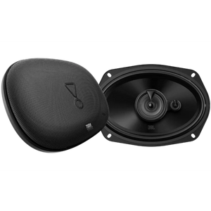 Auf einem hellen Hintergrund sind zwei schwarze, ovale JBL STAGE2 965M-Lautsprecher zu sehen – einer mit Abdeckgitter, der andere mit freiliegenden 3-Wege-Koaxial-Membranen und Hochtöner.