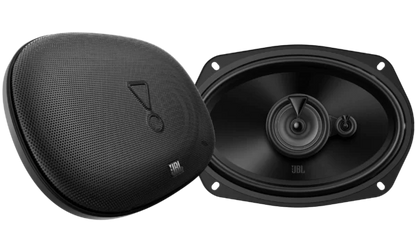 Auf einem hellen Hintergrund sind zwei schwarze, ovale JBL STAGE2 965M-Lautsprecher zu sehen – einer mit Abdeckgitter, der andere mit freiliegenden 3-Wege-Koaxial-Membranen und Hochtöner.