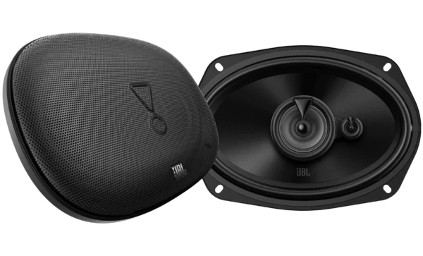 Auf einem hellen Hintergrund sind zwei schwarze, ovale JBL STAGE2 965M-Lautsprecher zu sehen – einer mit Abdeckgitter, der andere mit freiliegenden 3-Wege-Koaxial-Membranen und Hochtöner.