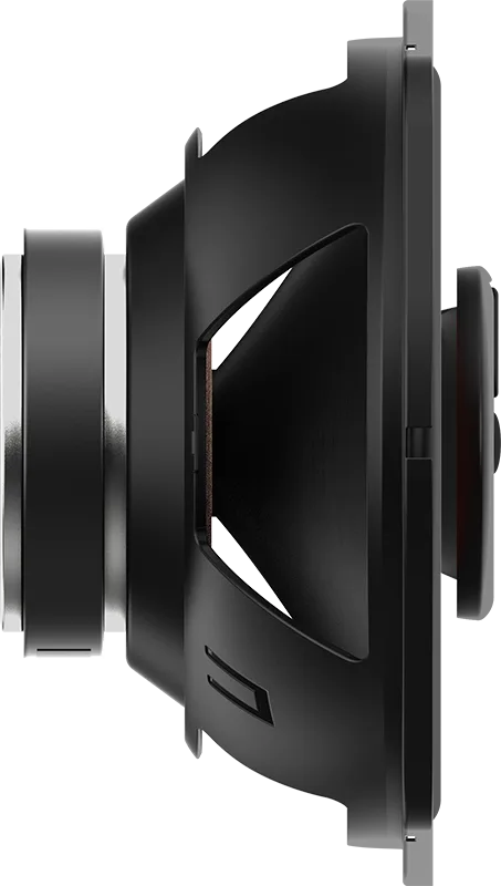 Seitenansicht eines schwarzen JBL STAGE2 965M 3-Wege-Koaxial-Lautsprechers mit Membran, Magnet und Rahmen vor weißem Hintergrund.