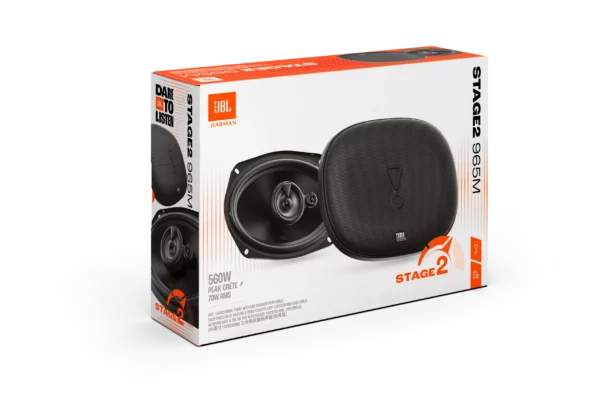 Die Verpackung des JBL STAGE2 965M zeigt das Bild des 3-Wege-Koaxiallautsprechers, die technischen Daten sowie das auffällige orangefarbene JBL-Logo auf einem schlichten weißen Hintergrund.