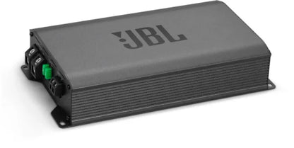 Rechteckiger schwarzer JBL STAGE GT 50011-Verstärker mit gerippten Seiten, Anschlüssen an einem Ende und dem JBL-Logo auf der Oberseite, schräg auf weißem Hintergrund.