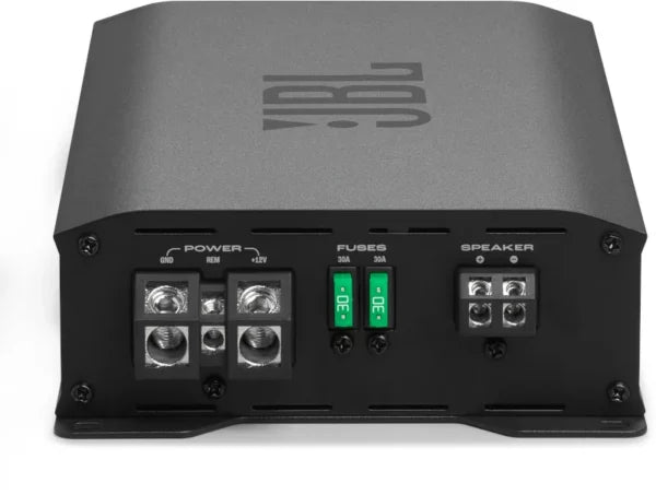 Lamplificateur monocanal JBL STAGE GT 50011 est équipé de bornes dalimentation, de fusibles et de connexions pour haut-parleurs, ainsi que de deux fusibles verts de 30 A pour une performance optimale du caisson de basses.