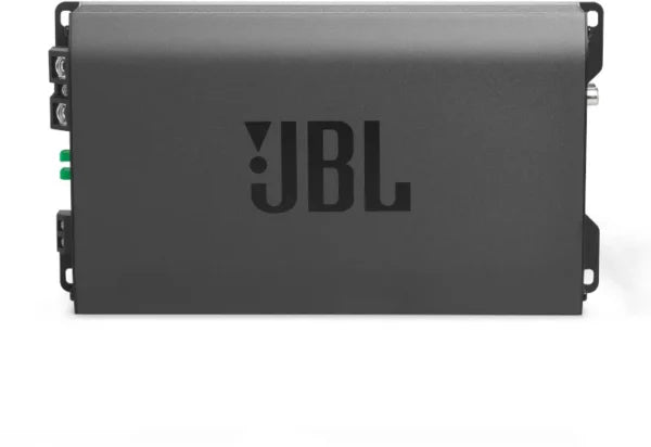 Ein rechteckiger schwarzer JBL STAGE GT 50011-Verstärker verfügt über das JBL-Logo auf der Oberseite, Anschlussklemmen auf der linken Seite und einen metallischen Subwoofer-Anschluss auf der rechten Seite.