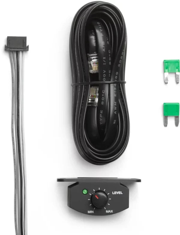 Das JBL STAGE GT 50011 Verstärker-Fernbedienungsset enthält einen schwarzen Drehregler, zwei grüne Sicherungen, ein langes schwarzes Kabel und ein graues Flachsteckerkabel.