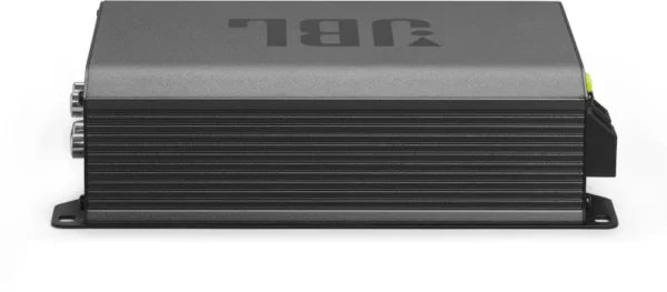Der JBL STAGE GT 60041 ist ein rechteckiger, schwarzer 4-Kanal-Verstärker mit geriffelten Seitenwänden, Eingängen auf der linken Seite, einem Stromanschluss auf der rechten Seite und einer Endstufe mit 1240 Watt.