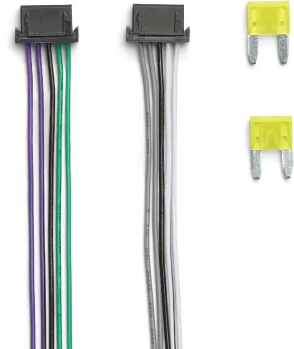 Enthält zwei schwarze Stecker mit farbigen Kabeln und zwei gelbe Sicherungen. Ideal für den JBL STAGE GT 60041 oder andere kompakte Auto-Anlagen.