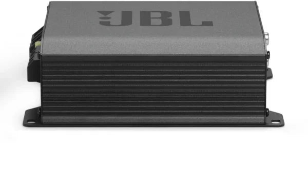 Un amplificateur JBL STAGE GT 80021 noir, doté dun boîtier métallique, dun côté ventilé et de brides de fixation, idéal pour les systèmes audio embarqués ; vue de face.