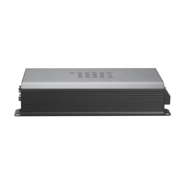 Ein rechteckiger, schwarz-grauer JBL STAGE GT 90041-Verstärker mit gerippten Seiten, Frontansicht auf weißem Hintergrund – ideal für Car-Audio-Systeme.