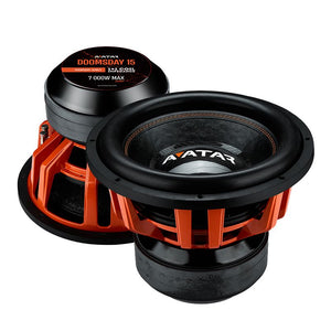 Zwei Avatar Doomsday 15-Subwoofer mit orangefarbenen Rahmen und schwarzen Membranen sind mit einem auffälligen Branding und 3500 W RMS-Leistung ausgestattet.