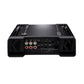 El amplificador de 4 canales Kicker Warhorse Series 49WXA10004 con 2000W RMS cuenta con puertos de entrada/salida de audio, mandos de ajuste e interruptores en el panel trasero.
