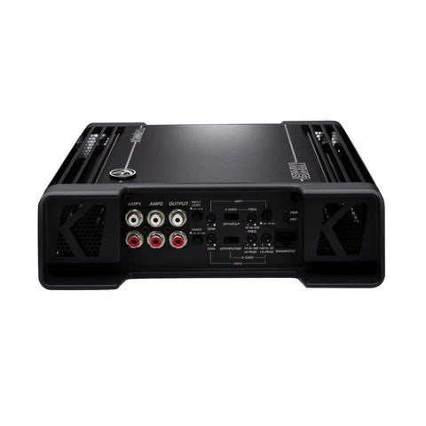 El amplificador de 4 canales Kicker Warhorse Series 49WXA10004 con 2000W RMS cuenta con puertos de entrada/salida de audio, mandos de ajuste e interruptores en el panel trasero.