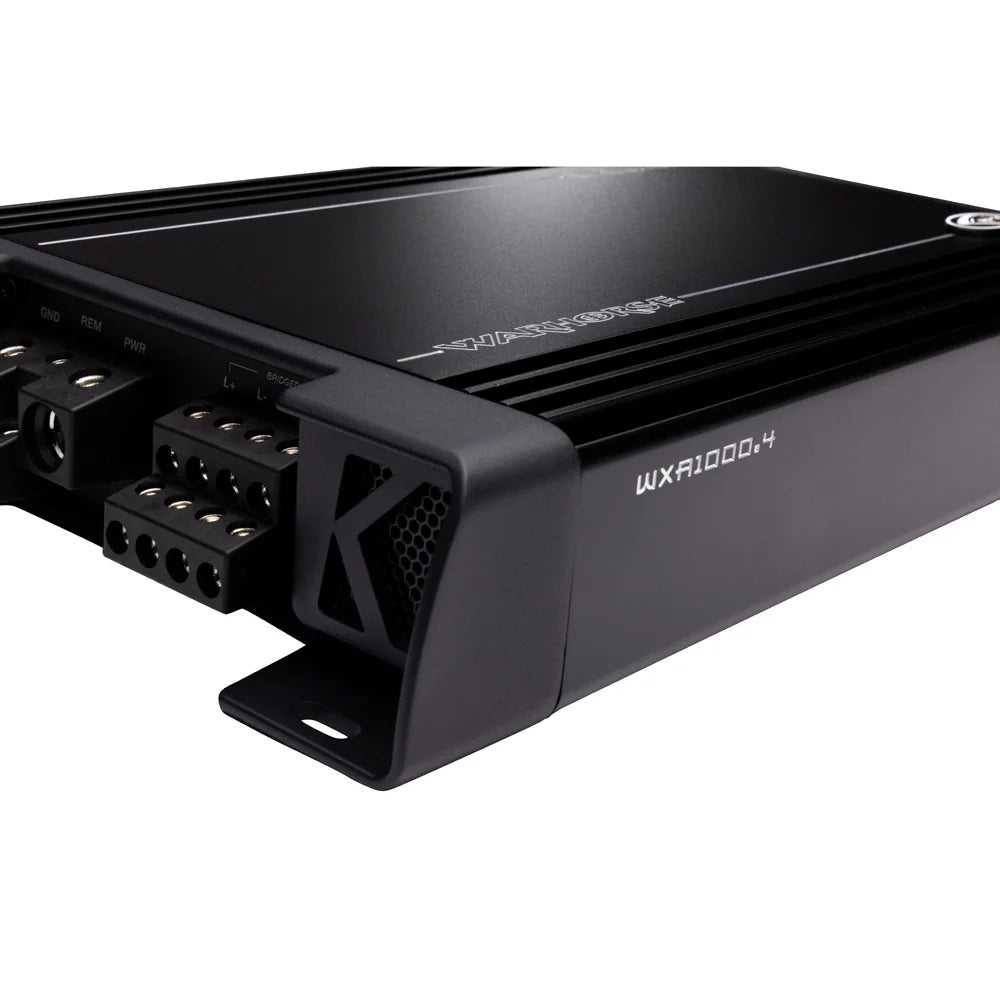 Primer plano de un amplificador negro Kicker Warhorse Series 49WXA10004 de 4 canales, mostrando los puertos de conexión y la etiqueta de 2000 vatios en la carcasa.