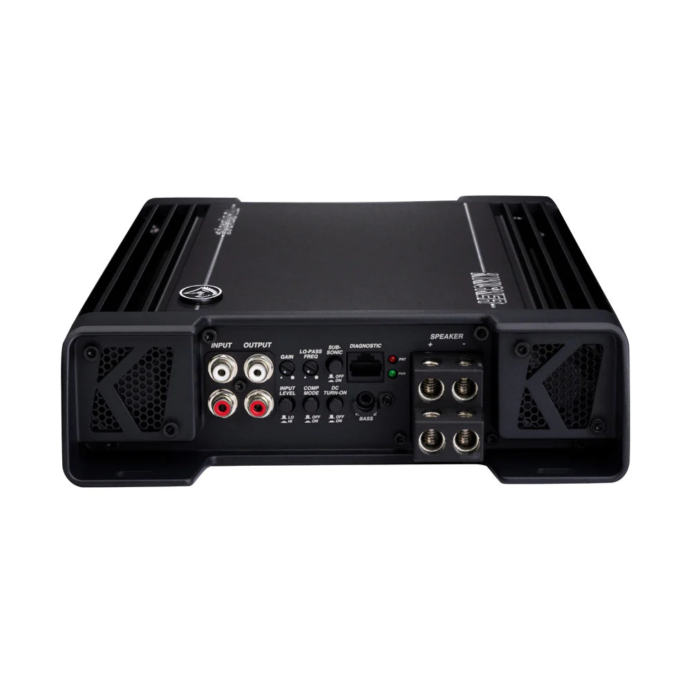 Un Kicker Warhorse Series 49WXA36001 negro, un Verstärker de 1 canal con 3600 vatios RMS, muestra conectores RCA de entrada/salida y mandos de control sobre un fondo blanco.