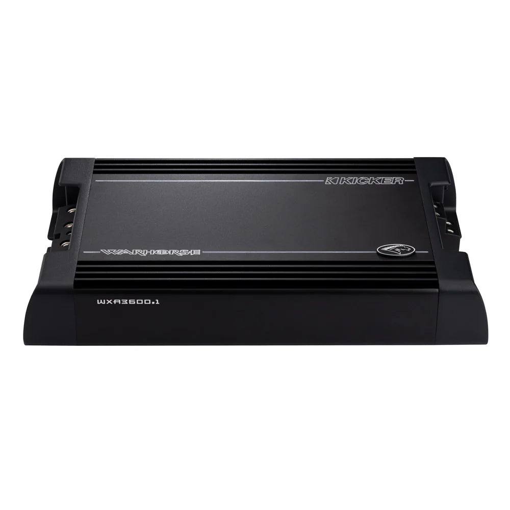 Se muestra un amplificador mono Kicker Warhorse Series 49WXA36001 negro con un diseño elegante y rectangular y bordes estriados sobre un fondo blanco.