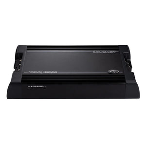 Se muestra un amplificador mono Kicker Warhorse Series 49WXA36001 negro con un diseño elegante y rectangular y bordes estriados sobre un fondo blanco.