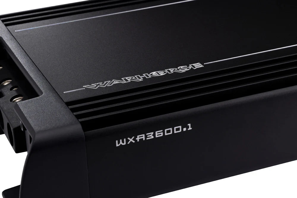 Primer plano de un amplificador negro Kicker Warhorse Series 49WXA36001 de 1 canal con un diseño elegante y estriado y una potencia RMS de 3.600 vatios.