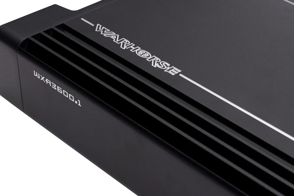 Primer plano de un amplificador de 1 canal de la serie 49WXA36001 de Kicker, etiquetado WARHORSE, con elegantes ranuras de ventilación, diseño moderno y 3.600 vatios de potencia RMS.