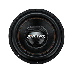 Nahaufnahme des Avatar Doomsday 15-Subwoofers mit schwarzer Strukturlackierung, sichtbaren Nähten und AVATAR-Logo in Weiß und Orange auf der Mittelmembran.