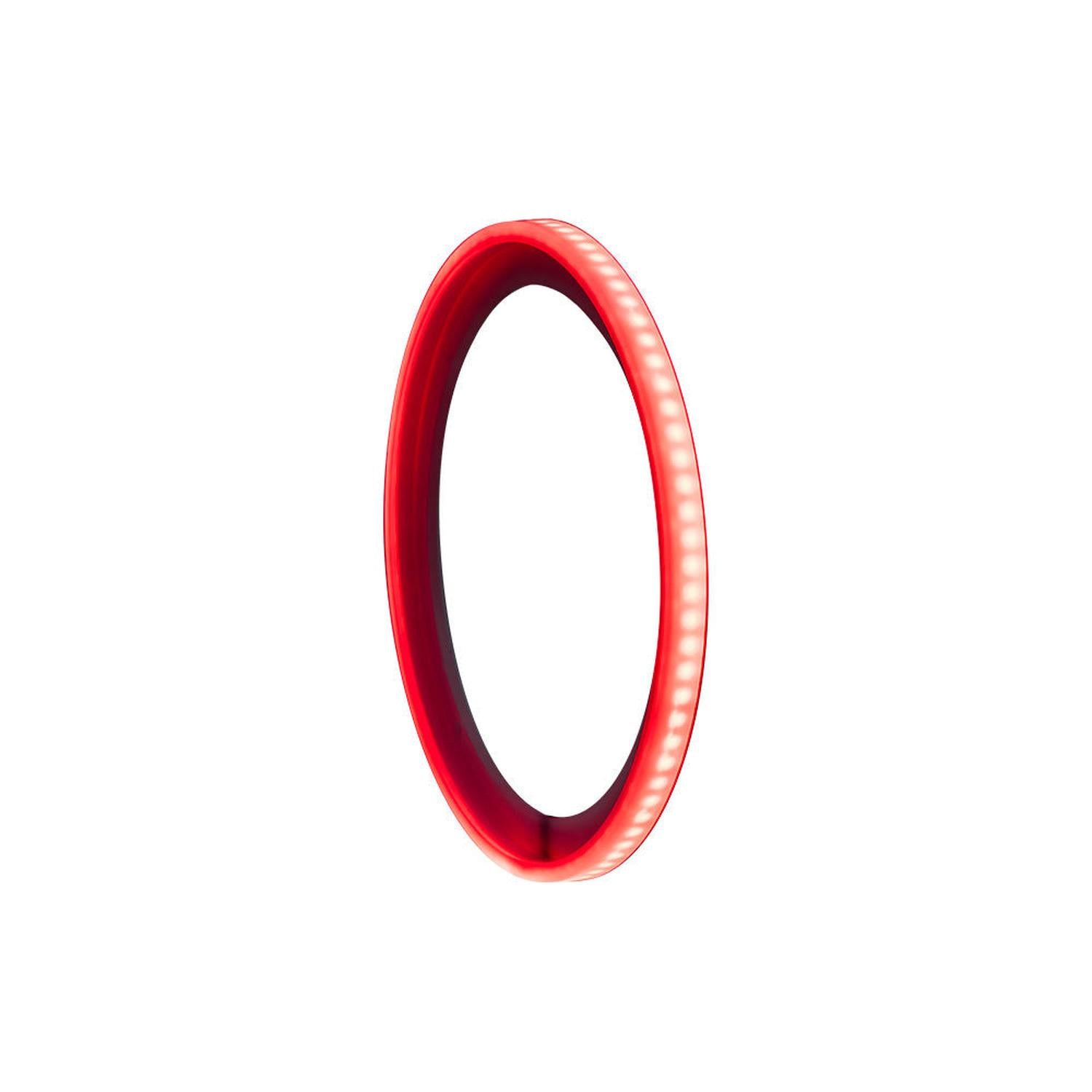 El DD Audio LED RGB Light Ring 8″ es un anillo delgado y circular de color rojo con un acabado brillante y borde estriado, que se muestra sobre un fondo blanco.