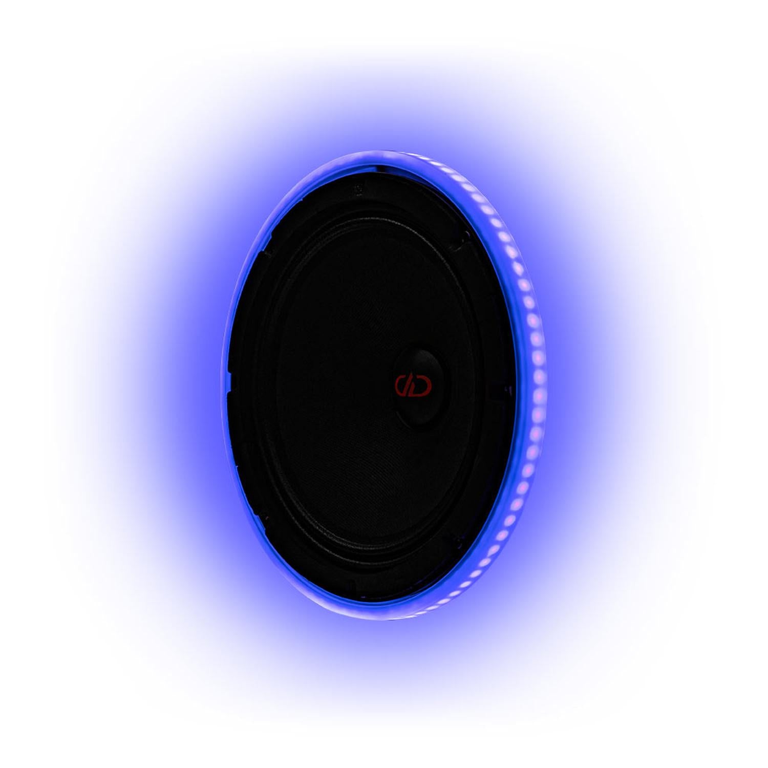 El DD Audio LED RGB Light Ring 8″ brilla con un azul vibrante a lo largo de su borde, proyectando un aura llamativa sobre un fondo blanco.