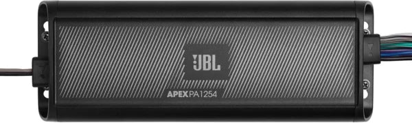 Ein schwarzer JBL APEX PA1254 Class-D-4-Kanal-Autoverstärker mit strukturierter Oberfläche und sichtbarer Verkabelung auf beiden Seiten.
