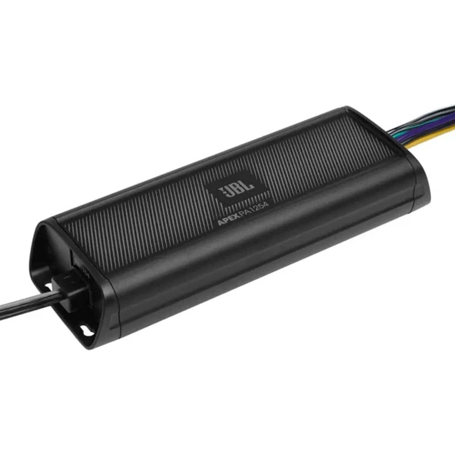 Ein JBL APEX PA1254 4-Kanal-Verstärker der Klasse D mit geriffelter Oberfläche und mehrfarbigen Kabeln, abgebildet vor einem weißen Hintergrund.