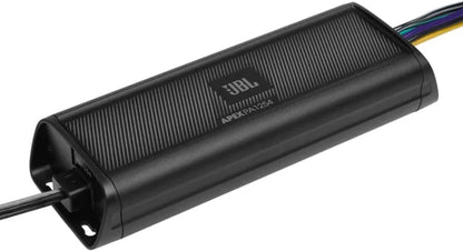 Ein JBL APEX PA1254 4-Kanal-Verstärker der Klasse D mit geriffelter Oberfläche und mehrfarbigen Kabeln, abgebildet vor einem weißen Hintergrund.