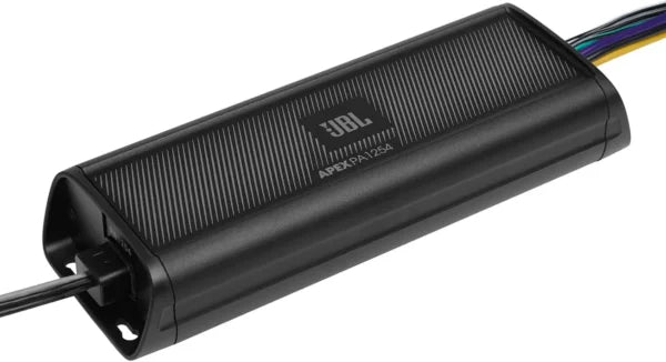 Ein JBL APEX PA1254 4-Kanal-Verstärker der Klasse D mit geriffelter Oberfläche und mehrfarbigen Kabeln, abgebildet vor einem weißen Hintergrund.