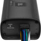 Un amplificador JBL APEX PA125 de color negro cuenta con cables multicolores de «POWER» y «PROTECTION», así como con el logotipo de JBL en la parte superior.