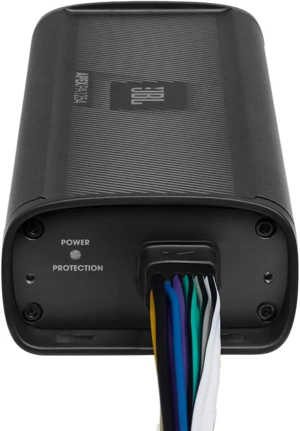 Un amplificador JBL APEX PA125 de color negro cuenta con cables multicolores de «POWER» y «PROTECTION», así como con el logotipo de JBL en la parte superior.