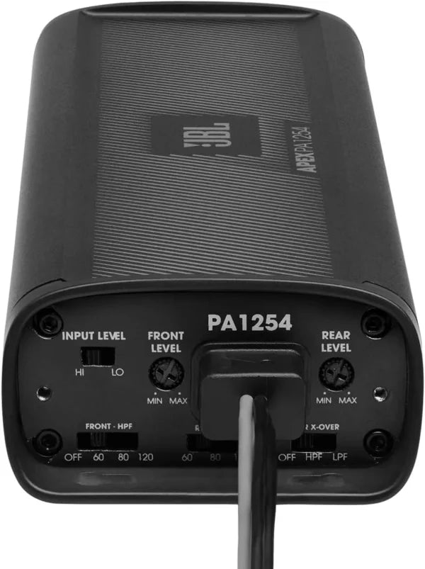 Nahaufnahme der Rückseite des JBL APEX PA1254 mit den Eingangsreglern, den Frequenzweichenreglern, den beschrifteten Anschlüssen und den Schaltern.