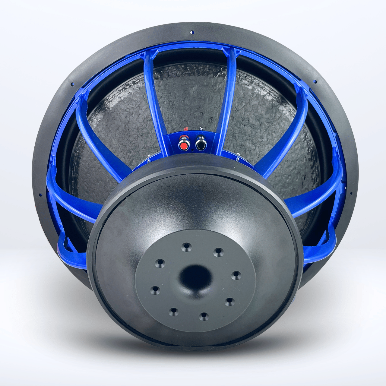 Vue arrière du caisson de basses GS Audio Platinum 4000 MK3 de 18 pouces, avec son cadre bleu, son aimant noir et ses multiples connexions – idéal pour les systèmes audio haute performance.