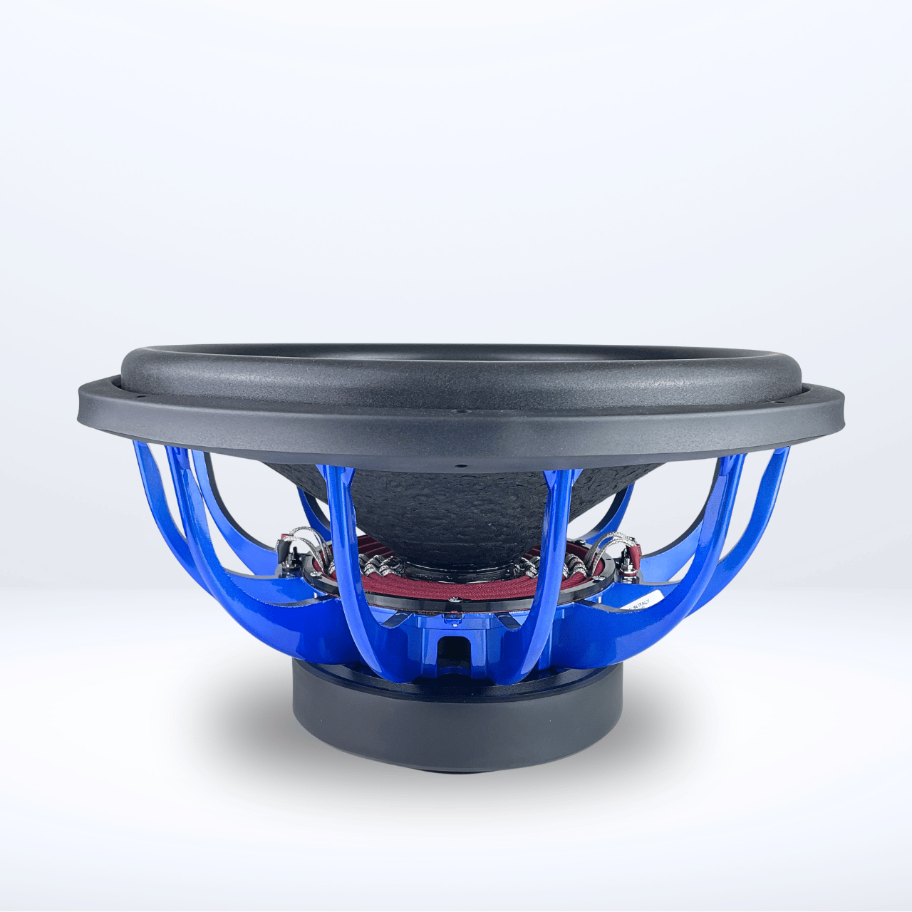 Ein 18-Zoll-Subwoofer vom Typ GS Audio Platinum 4000 MK3 ist vor einem weißen Hintergrund abgebildet, wodurch seine Membran, der Korb und der Magnetfuß besonders gut zur Geltung kommen.