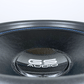 Primer plano de un subwoofer GS Audio Platinum 4000 MK3 de 18 pulgadas, negro con costuras decorativas azules y un centro de fibra de carbono, con el logotipo blanco de GS Audio.