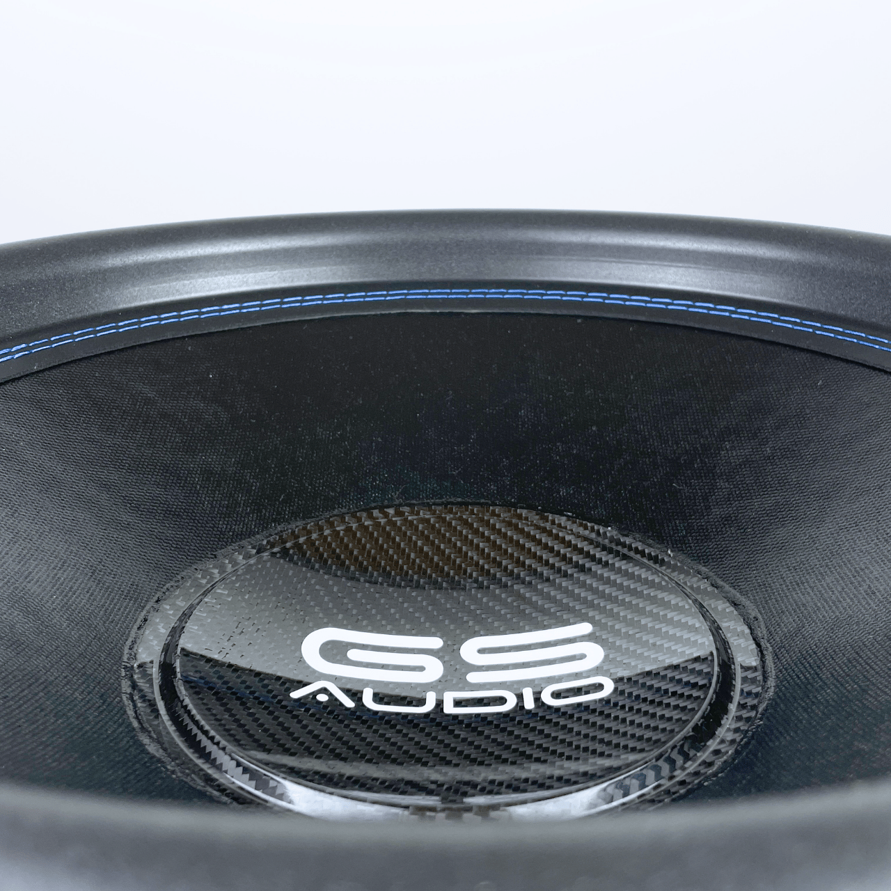 Primer plano de un subwoofer GS Audio Platinum 4000 MK3 de 18 pulgadas, negro con costuras decorativas azules y un centro de fibra de carbono, con el logotipo blanco de GS Audio.