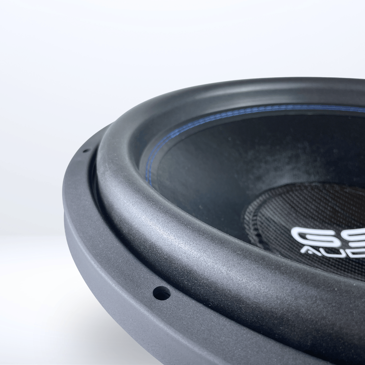 Nahaufnahme eines 18-Zoll-Lautsprechers vom Typ GS Audio Platinum 4000 MK3, die die detaillierte Nahtführung und die strukturierte Membran zeigt; abgebildet vor einem schlichten weißen Hintergrund.