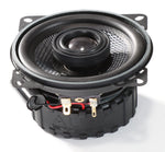 Un primer plano de un altavoz coaxial de 4″ del sistema de audio RXC100 EVO3, con cono de fibra de vidrio, cableado visible y soporte de montaje, sobre un fondo blanco.