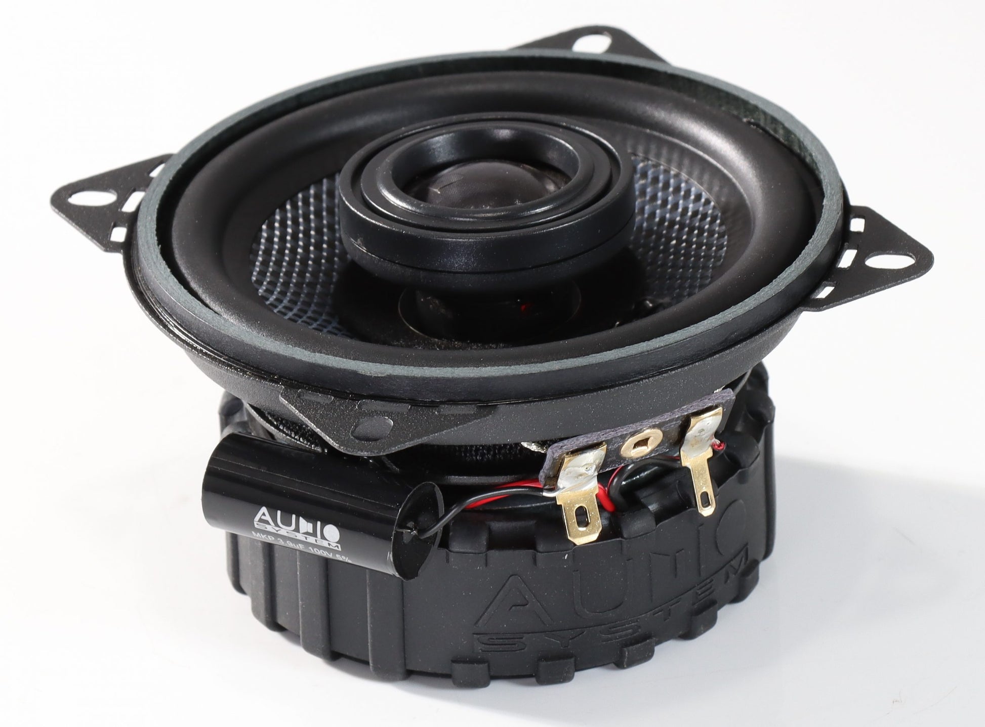 Sistema de audio RXC100 EVO3: altavoz coaxial redondo negro de 4″ con cono de fibra de vidrio, cableado a la vista, serie R, mostrado en ángulo sobre un fondo blanco.