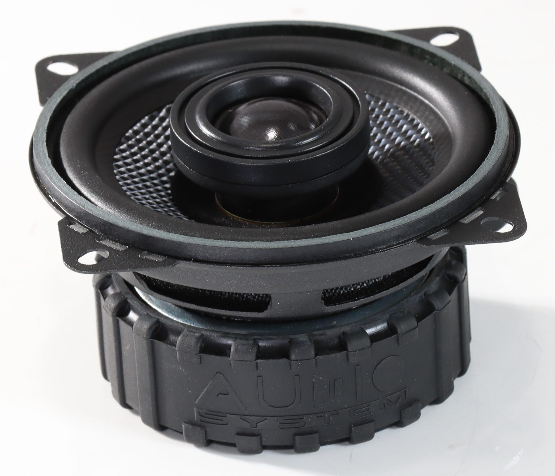 Un primer plano de un altavoz del sistema de audio RXC100 EVO3 de 4 Zoll, con un diafragma redondo y cuatro orificios de montaje, sobre un fondo blanco.