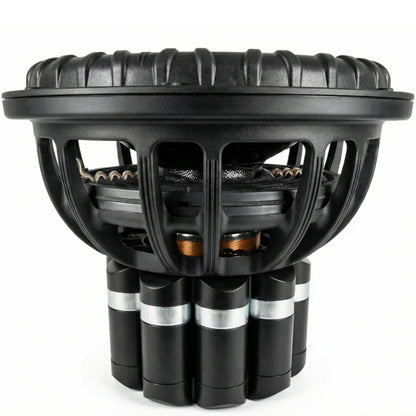 Vista lateral en primer plano del subwoofer de 15 Deaf Bonce Apocalypse DB-7.5K NEO, que muestra su imán de neodimio, su atrevido diseño industrial en negro y sus bobinas de metal y cobre a la vista.