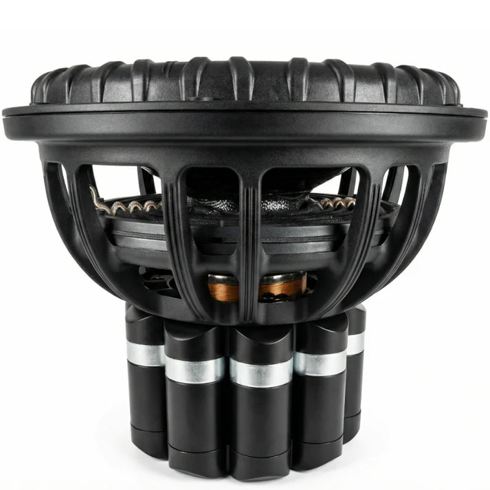 Vista lateral en primer plano del subwoofer de 15 Deaf Bonce Apocalypse DB-7.5K NEO, que muestra su imán de neodimio, su atrevido diseño industrial en negro y sus bobinas de metal y cobre a la vista.