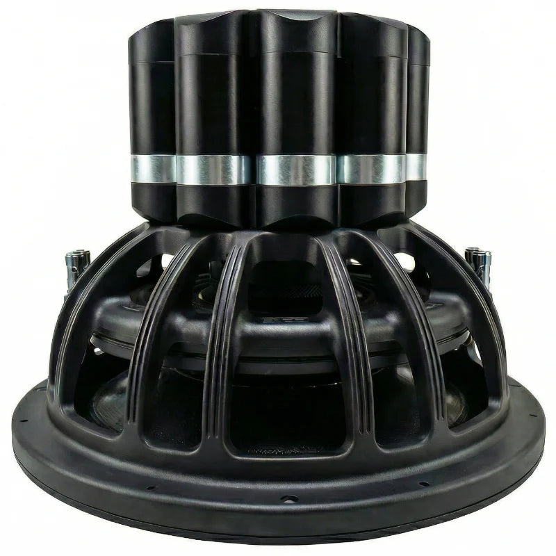 Un primer plano del subwoofer Deaf Bonce Apocalypse DB-7.5K NEO de 15 muestra sus soportes metálicos traseros, el imán de neodimio y la base circular.
