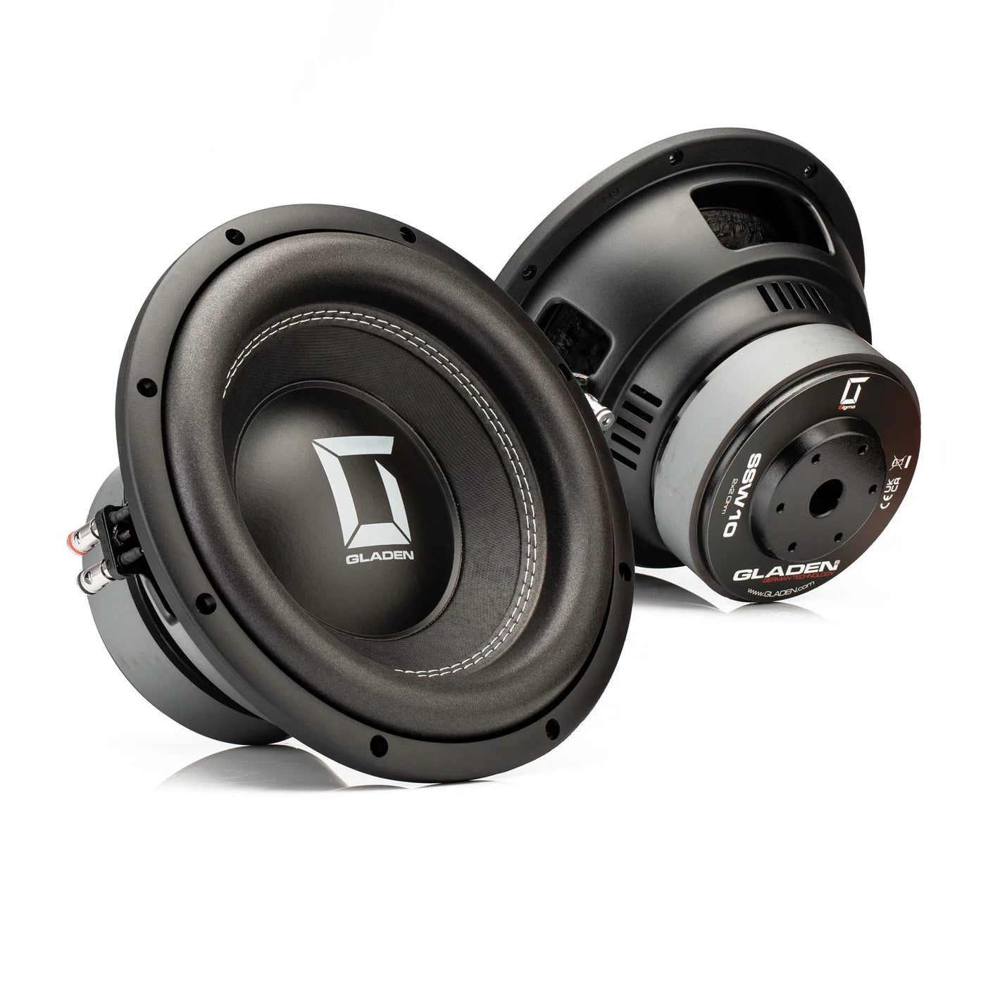 Due subwoofer Gladen Sigma SSW10 sono raffigurati su uno sfondo bianco: uno rivolto in avanti e laltro con la parte posteriore e quella laterale visibili.