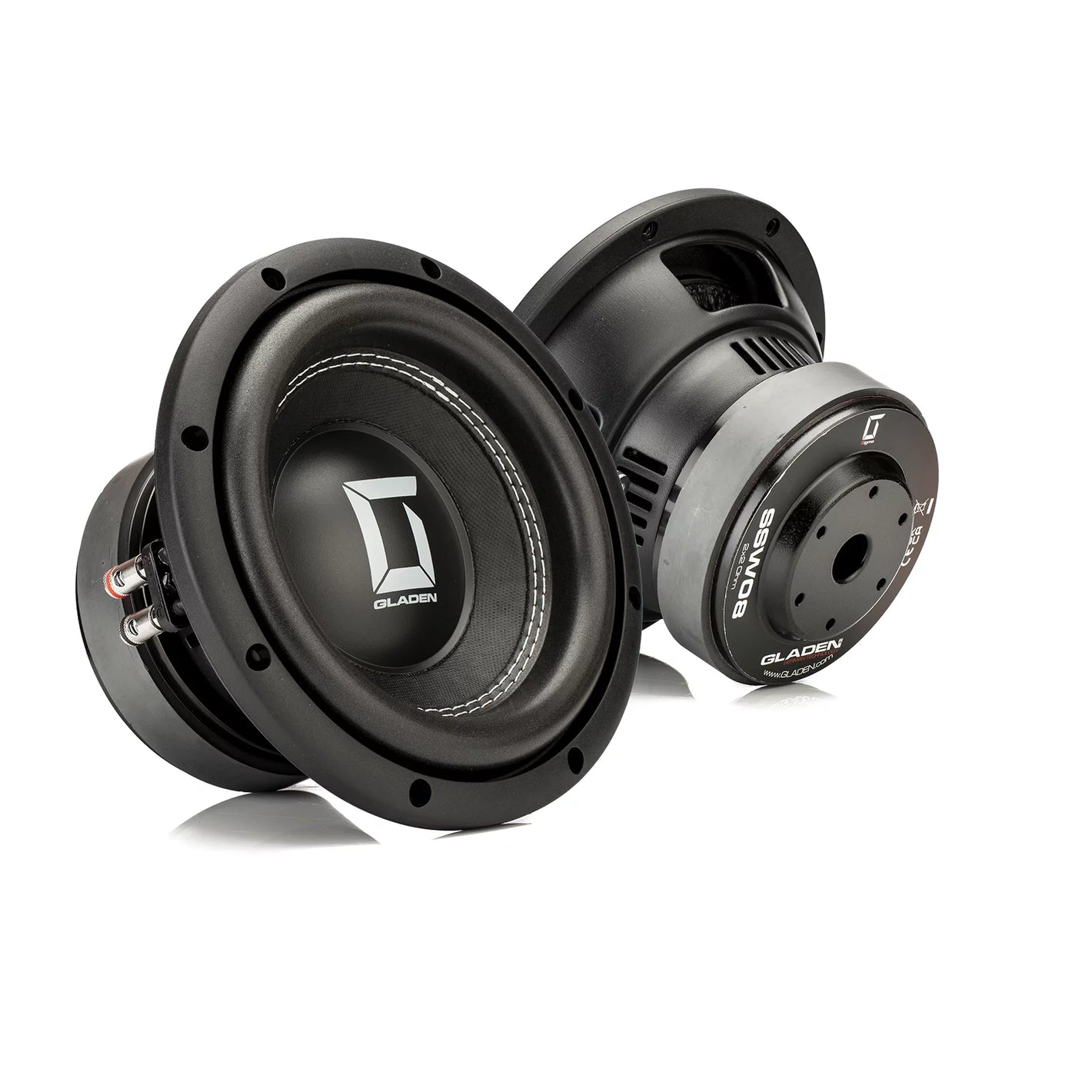 Si vedono due subwoofer Sigma SSW08 di colore nero: uno mostra il logo, mentre l’altro mette in risalto i collegamenti e i dettagli laterali del vostro impianto audio per auto.