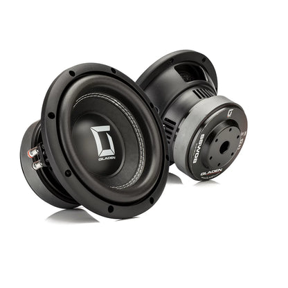Si vedono due subwoofer Sigma SSW08 di colore nero: uno mostra il logo, mentre l’altro mette in risalto i collegamenti e i dettagli laterali del vostro impianto audio per auto.
