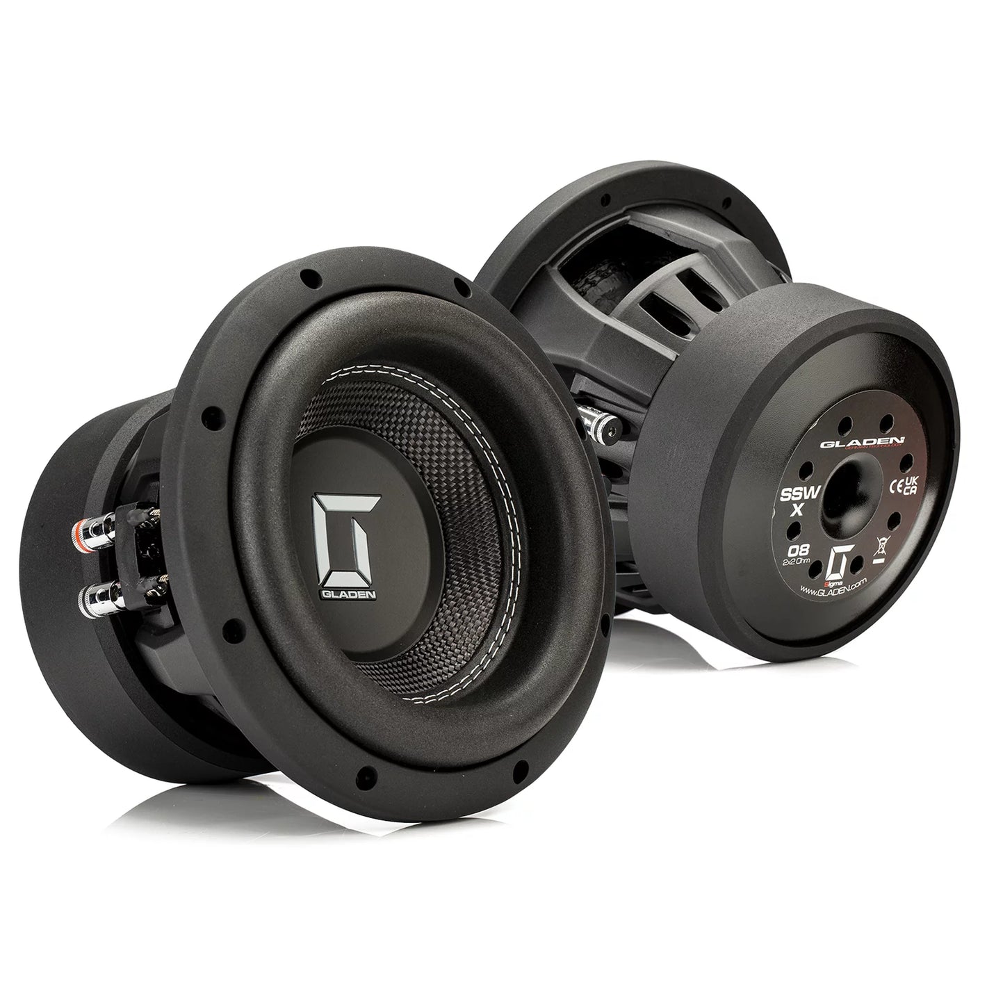 Due subwoofer Gladen Sigma SSWX08 neri presentano i coni e il cablaggio a vista; uno mostra il logo, laltro il pannello posteriore e i connettori.